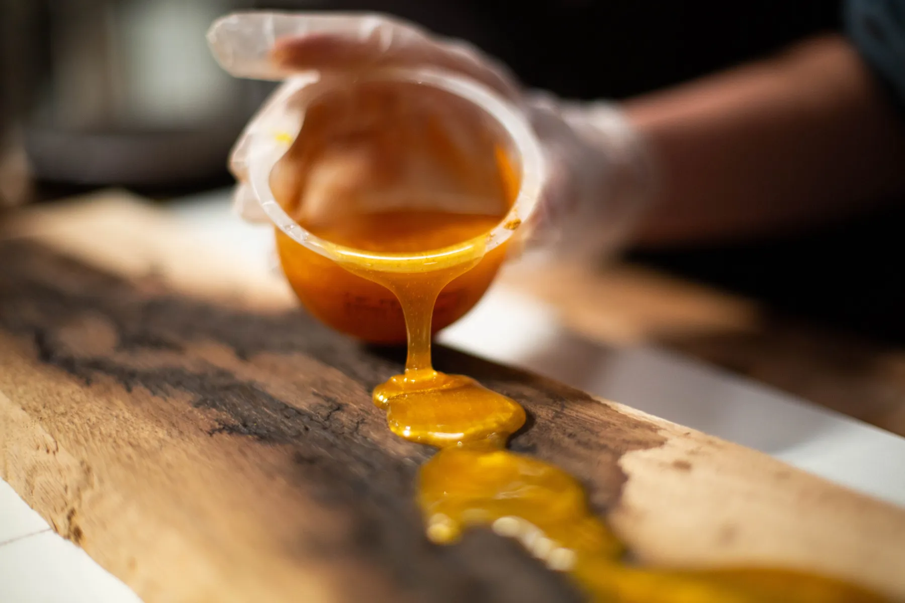 Réalisez vos sous-verres en bois et résine époxy - Image n°4 - Wecandoo