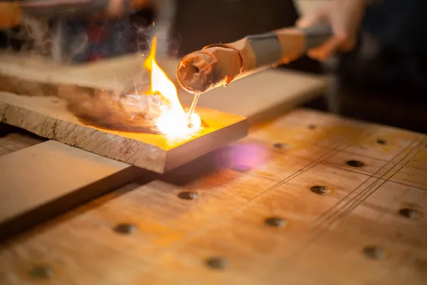 Réalisez votre planche à découper en bois foudroyé et résine époxy - Image n°2 - Wecandoo