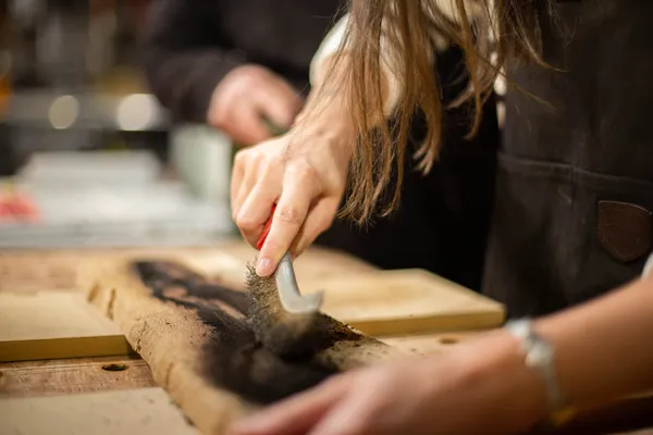 Réalisez votre planche à découper en bois foudroyé et résine époxy - Image n°3 - Wecandoo