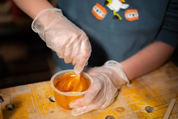 Réalisez votre planche à découper en bois foudroyé et résine époxy - Image n°4 - Wecandoo