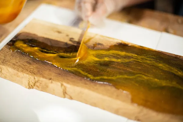 Réalisez votre planche à découper en bois foudroyé et résine époxy - Image n°1 - Wecandoo