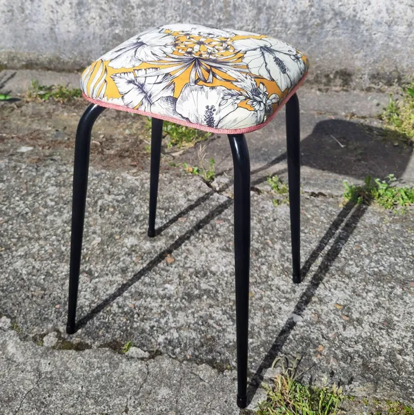 Tapissez votre tabouret vintage - Image n°2 - Wecandoo