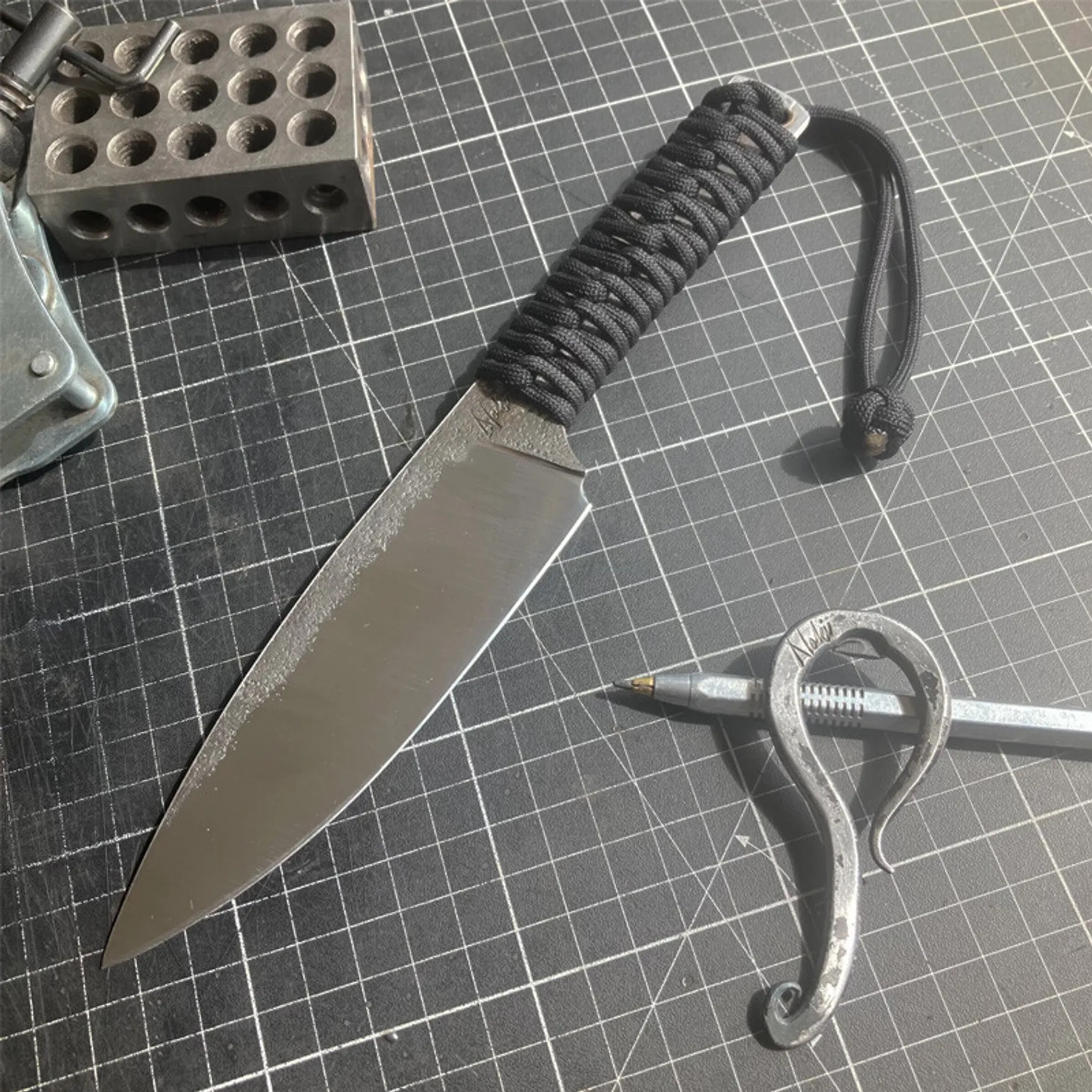 Fabriquez de A à Z votre couteau forgé et son manche tressé sur une journée avec Nicolas - Image n°1 - Wecandoo