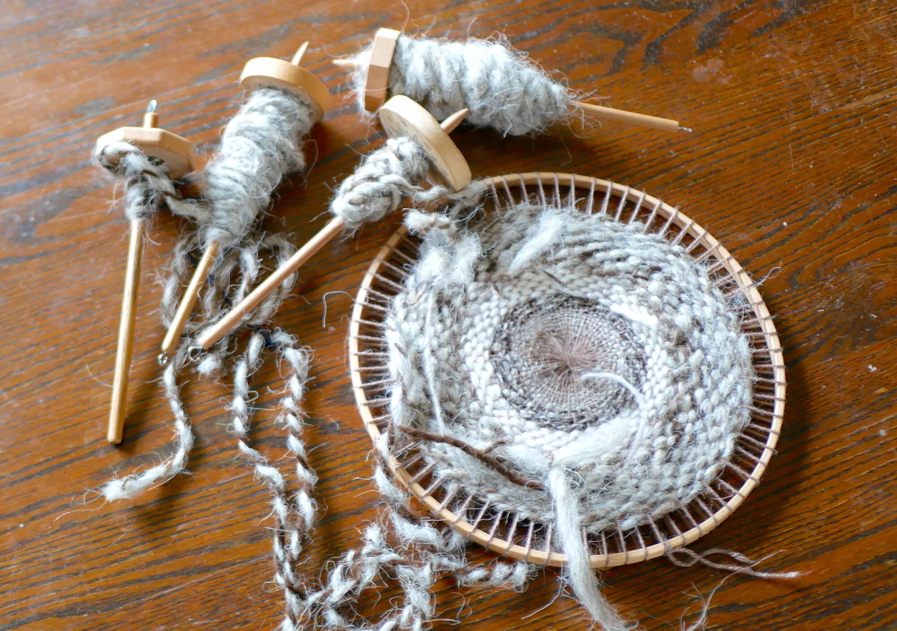 Initiation au filage de la laine de brebis dans un élevage en permaculture - Image n°1 - Wecandoo