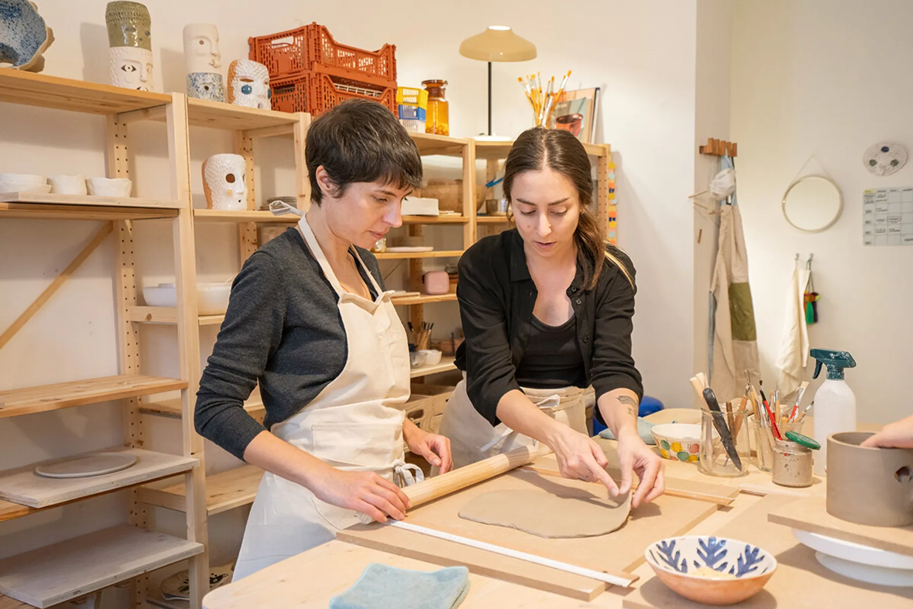 Modelez votre duo d'assiettes en grès moucheté - Image n°1 - Wecandoo