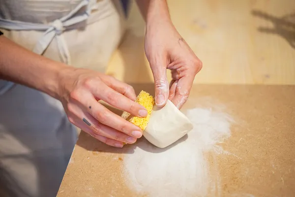 Initiez-vous au modelage pincé sur porcelaine avec Anna - Image n°4 - Wecandoo