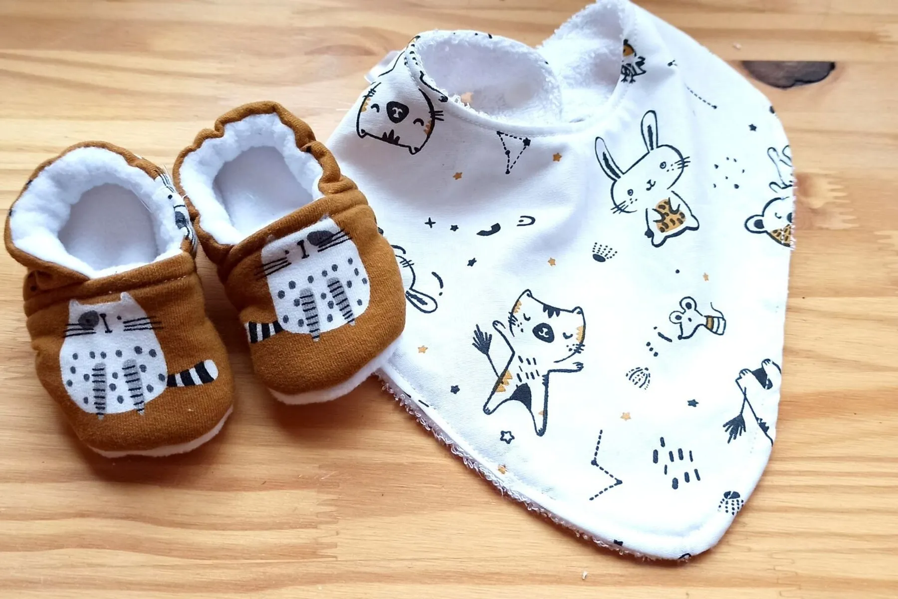 Réalisez un kit bébé : mini chaussons et bavoir personnalisés avec Adélaïde - Image n°5 - Wecandoo