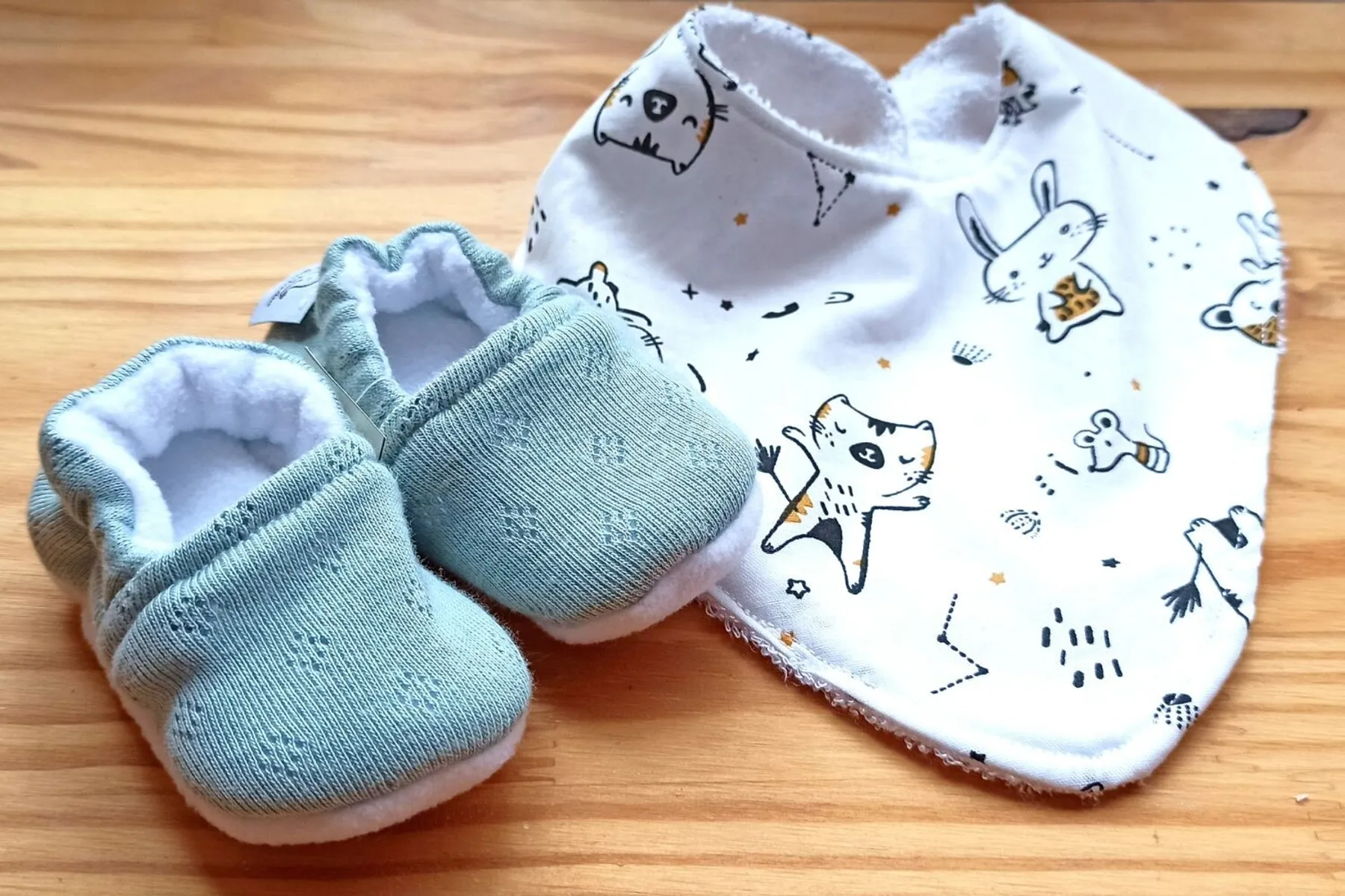 Réalisez un kit bébé : mini chaussons et bavoir personnalisés avec Adélaïde - Image n°2 - Wecandoo