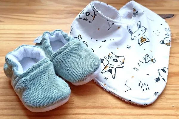 Réalisez un kit bébé : mini chaussons et bavoir personnalisés avec Adélaïde - Image n°2 - Wecandoo