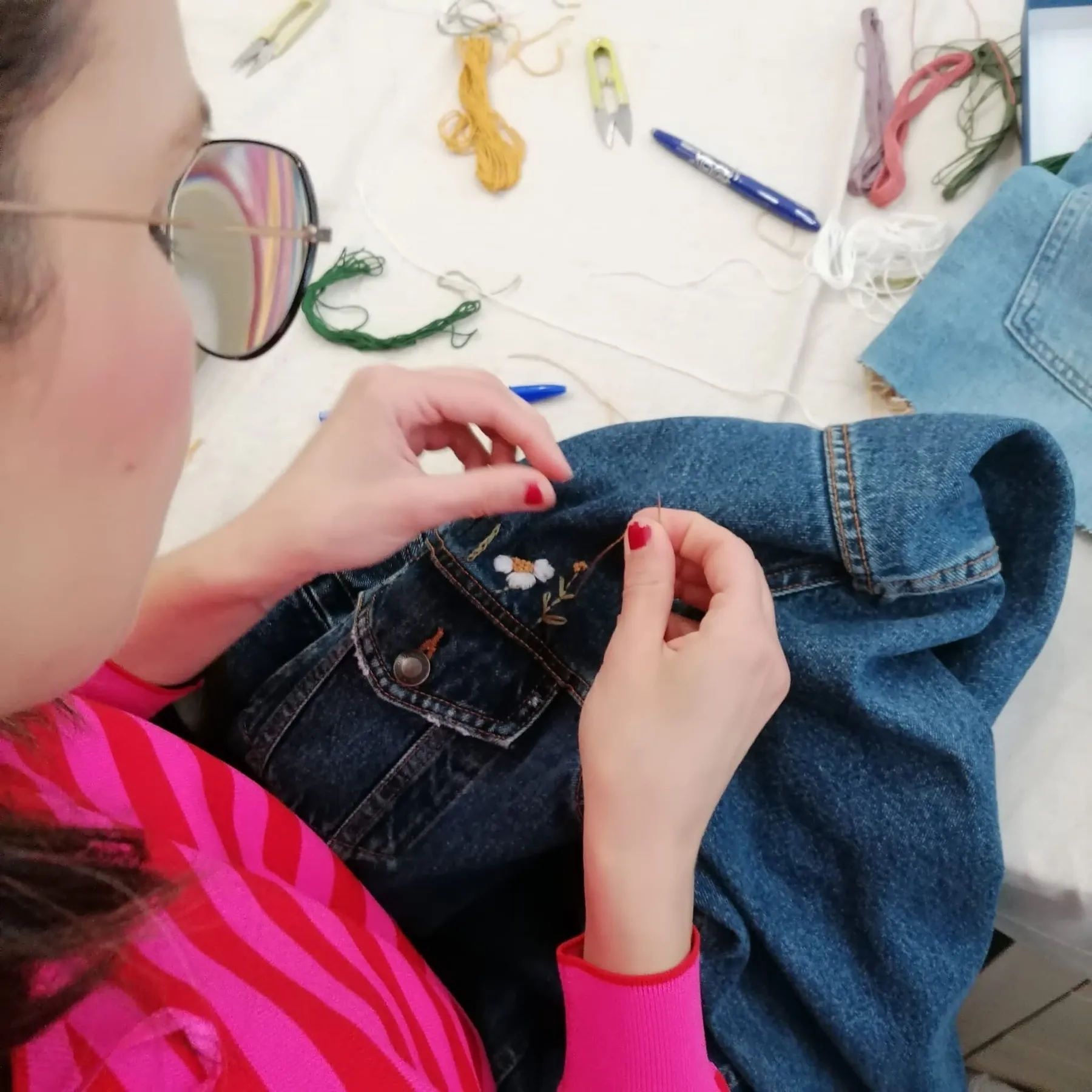 Brodez votre vêtement en jean avec Viviana - Image n°1 - Wecandoo