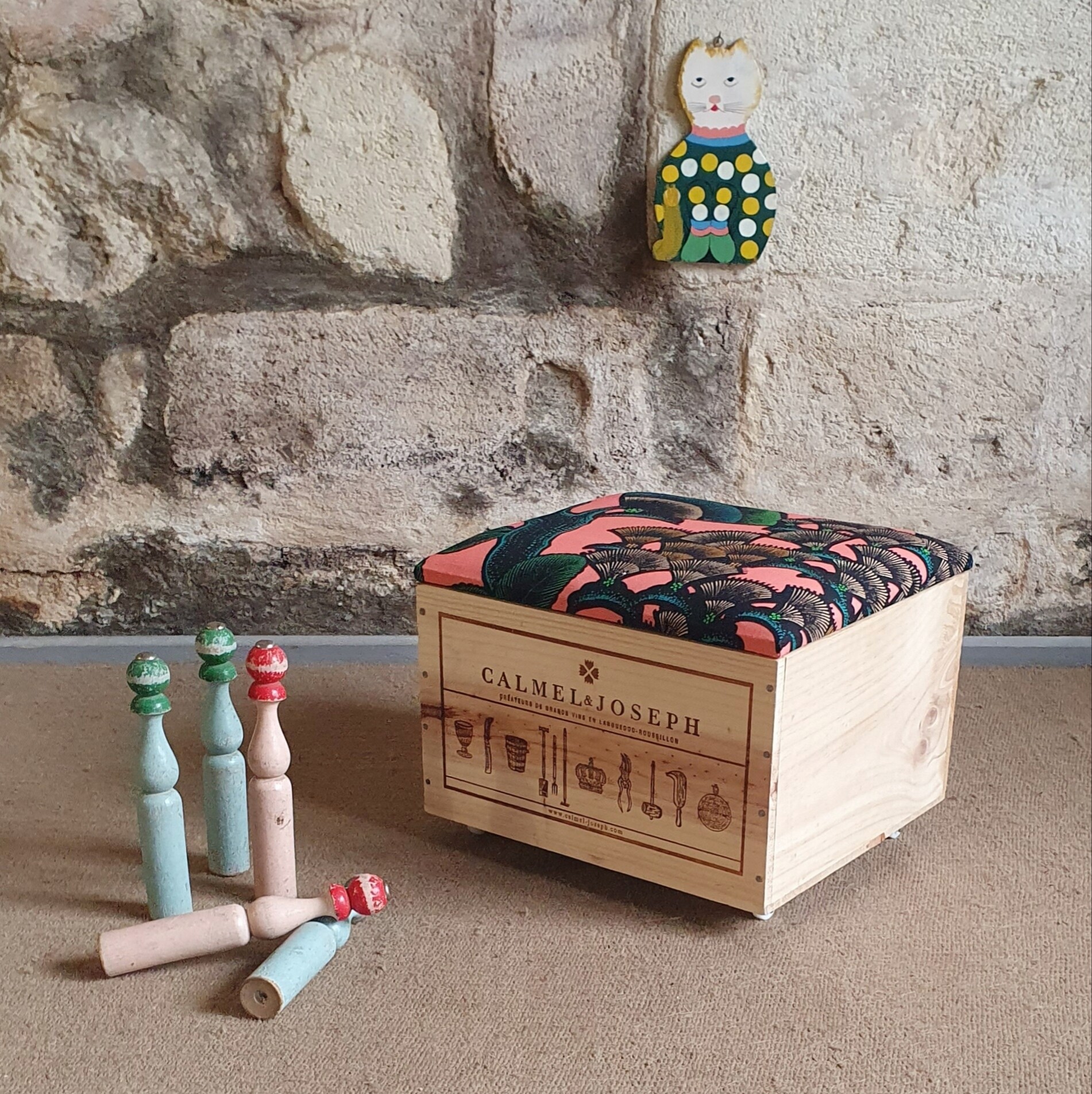 Transformez une caisse de vin en un pouf unique