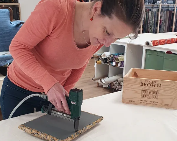 Transformez une caisse de vin en un pouf unique - Afbeelding nr. 4 - Wecandoo