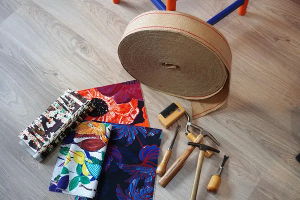 Tapissez votre tabouret ou votre chaise avec Elia et Manon - Image n°3 - Wecandoo