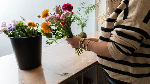 Réalisez votre bouquet de fleurs fraîches locales et de saison - Image n°1 - Wecandoo