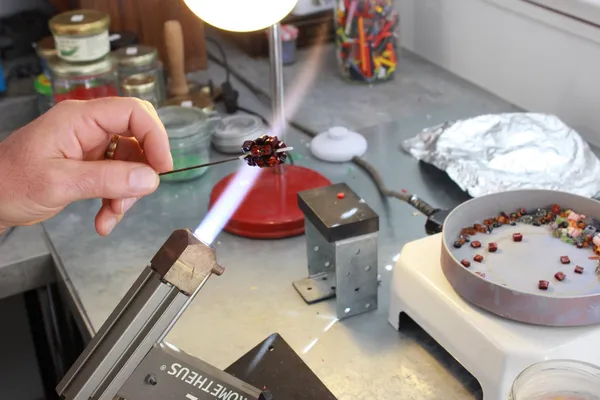 Créez votre bijou en perles de verre avec Pascal - Image n°4 - Wecandoo