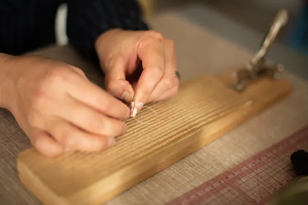 Réalisez votre bracelet lapon en cuir et fil d'argent avec Linn - Image n°3 - Wecandoo