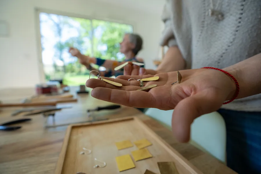 Réalisez votre paire de boucles d'oreilles en argent écoresponsable avec Marie - Image n°1 - Wecandoo