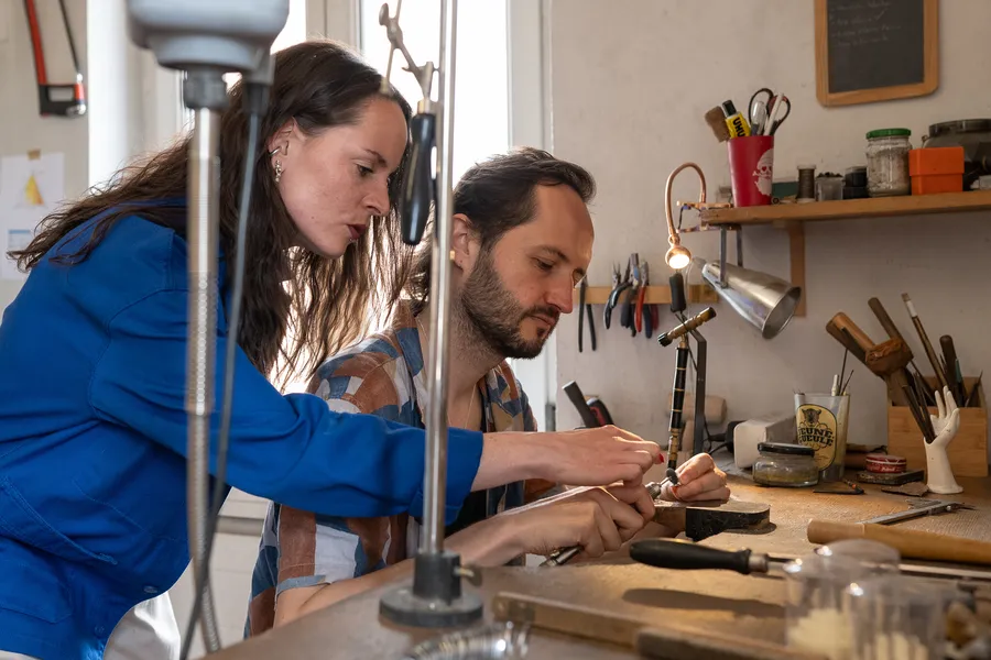 Réalisez votre pendentif en argent en fonte artisanale avec Cécile - Image n°1 - Wecandoo