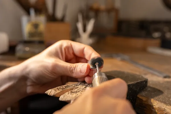 Réalisez votre pendentif en argent en fonte artisanale avec Cécile - Image n°2 - Wecandoo