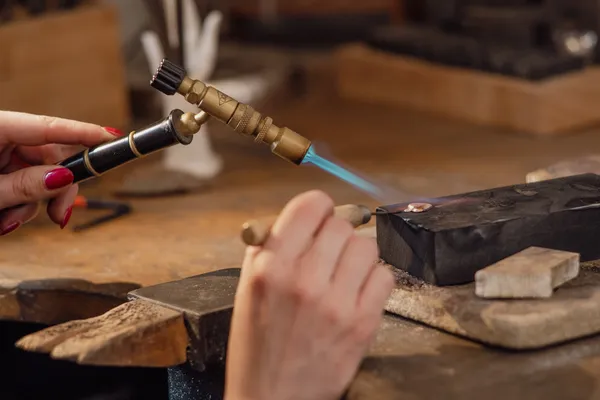 Réalisez votre pendentif en argent en fonte artisanale avec Cécile - Image n°4 - Wecandoo