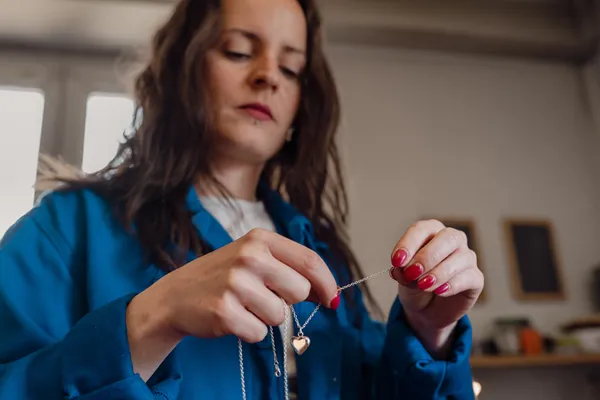 Réalisez votre pendentif en argent en fonte artisanale avec Cécile - Image n°3 - Wecandoo