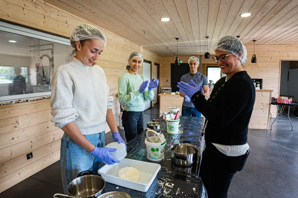 Apprenez à réaliser un véritable Saint-Nectaire avec Floriane et Sébastien - Image n°4 - Wecandoo