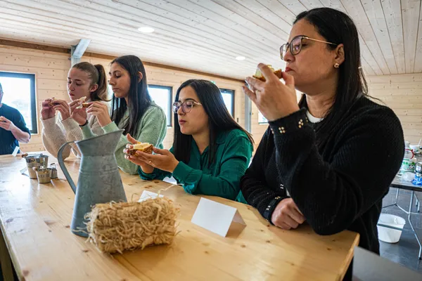 Apprenez à réaliser un véritable Saint-Nectaire avec Floriane et Sébastien - Image n°2 - Wecandoo