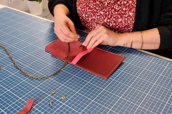 Initiez-vous à la maroquinerie artisanale avec Lauriane - Image n°5 - Wecandoo