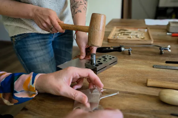 Réalisez votre paire de boucles d'oreilles en argent écoresponsable avec Marie - Image n°2 - Wecandoo