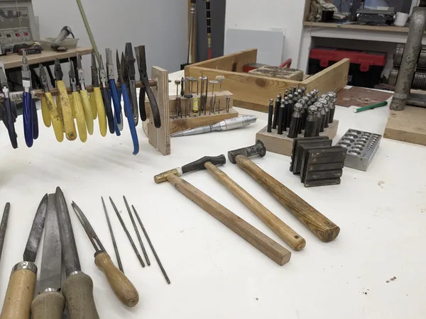 Fabriquez votre bague, pendentif ou boucle d'oreille avec Manon à Bourges - Image n°4 - Wecandoo