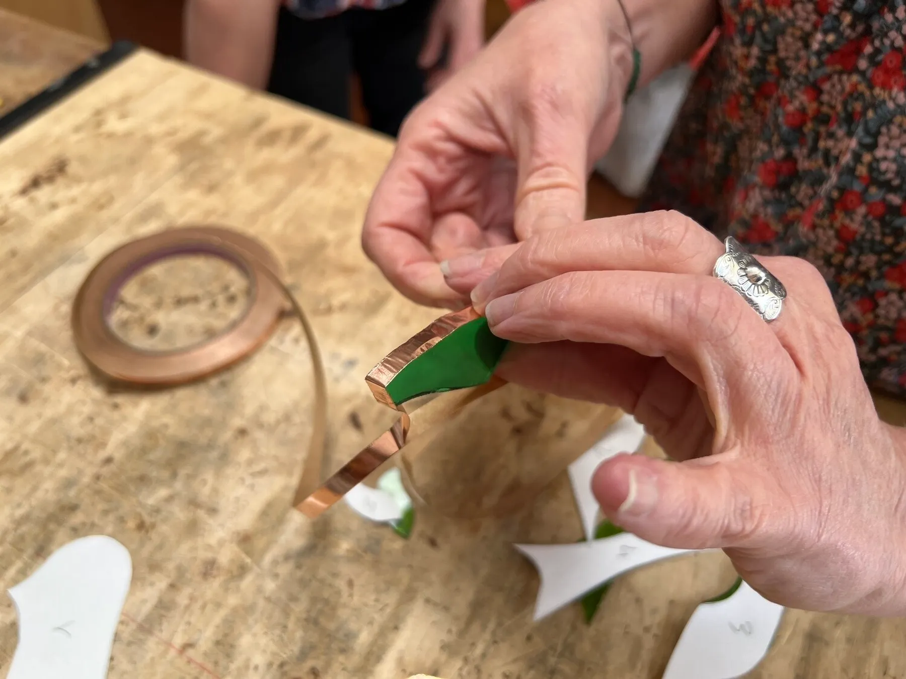 Initiez-vous au vitrail Tiffany ou traditionnel avec Carol - Image n°3 - Wecandoo