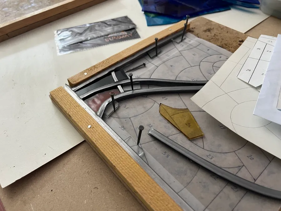 Initiez-vous au vitrail Tiffany ou traditionnel avec Carol - Image n°1 - Wecandoo