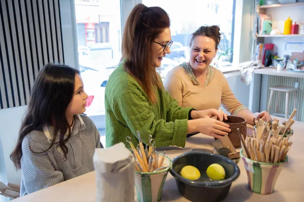 Initiez-vous au modelage en famille avec Paula - Image n°2 - Wecandoo