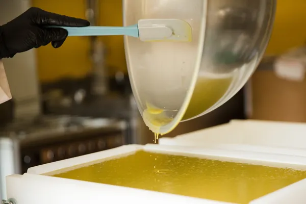 Réalisez votre savon saponifié à froid avec Aurélie - Afbeelding nr. 4 - Wecandoo