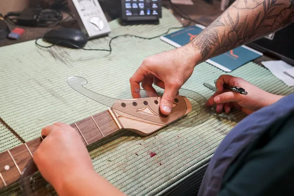 Découvrez le métier de luthier avec Thomas - Image n°3 - Wecandoo