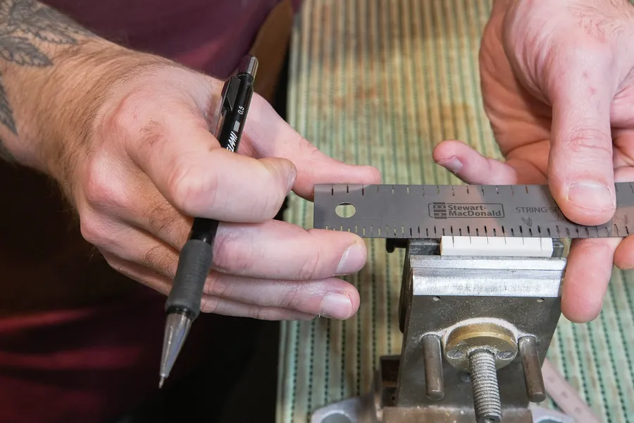 Découvrez le métier de luthier avec Thomas - Image n°1 - Wecandoo