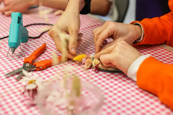 Fabriquez votre couronne de fleurs séchées avec Camille et Solenne - Image n°3 - Wecandoo
