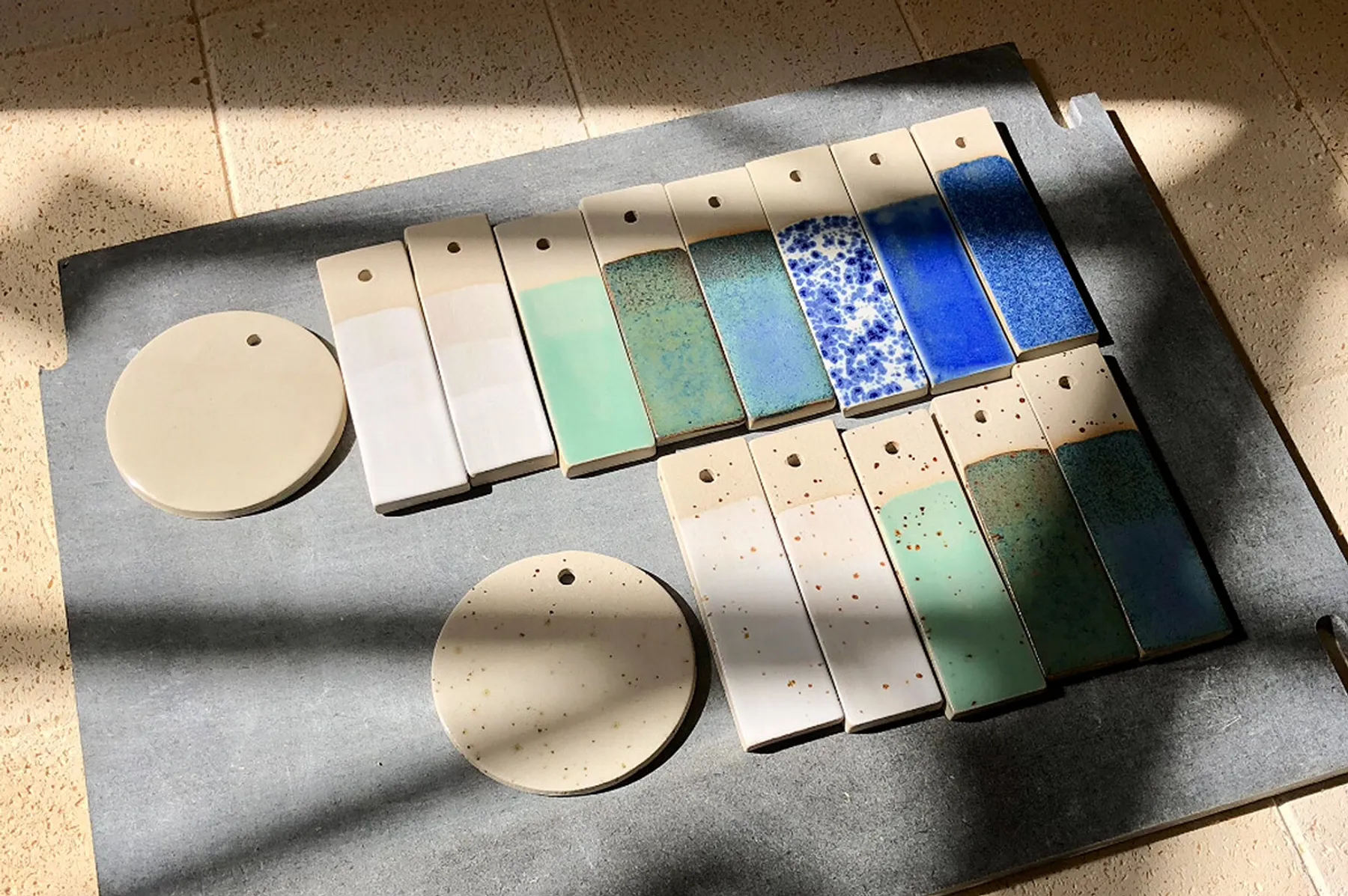 Modelez votre duo d'assiettes en grès moucheté - Image n°4 - Wecandoo