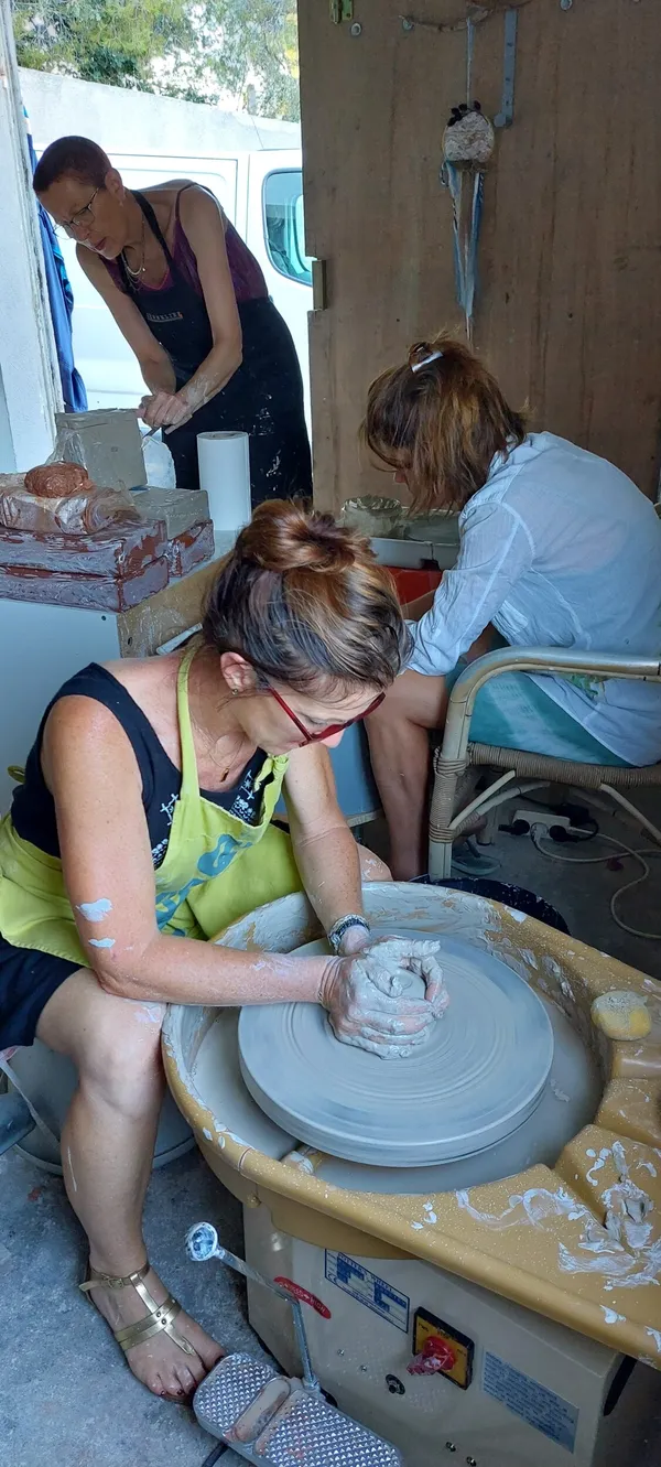 Initiez-vous à la poterie au tour sur deux jours avec Béatrice - Afbeelding nr. 3 - Wecandoo