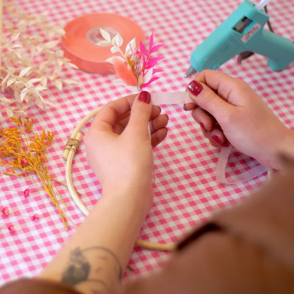 Fabriquez votre couronne de fleurs séchées avec Camille et Solenne - Image n°4 - Wecandoo