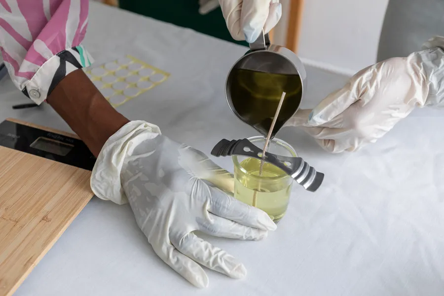 Fabriquez votre bougie parfumée avec Karen - Image n°1 - Wecandoo