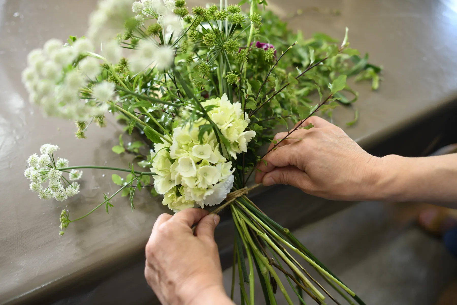 Composez votre bouquet de fleurs fraîches locales avec Laurence - Image n°5 - Wecandoo