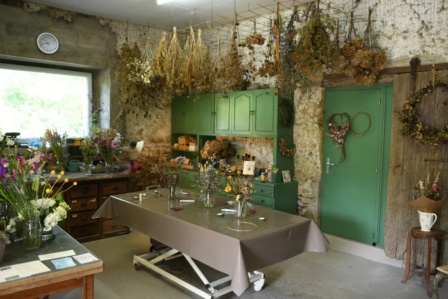 Réunissez votre équipe et créez vos couronnes en fleurs séchées locales avec Laurence - Image n°1 - Wecandoo