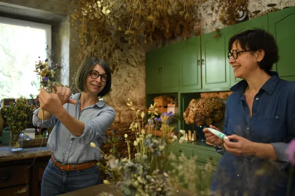 Réunissez votre équipe et créez vos couronnes en fleurs séchées locales avec Laurence - Image n°2 - Wecandoo