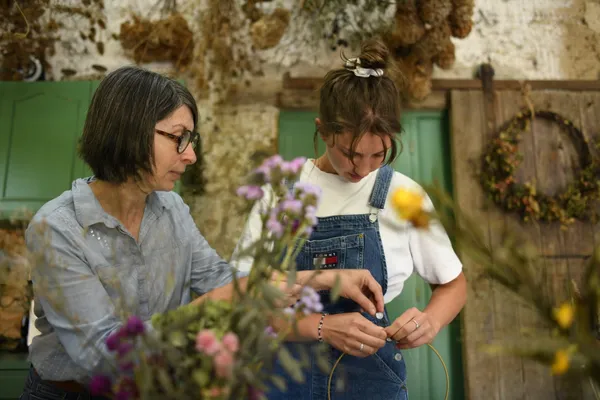 Réunissez votre équipe et créez vos couronnes en fleurs séchées locales avec Laurence - Image n°3 - Wecandoo
