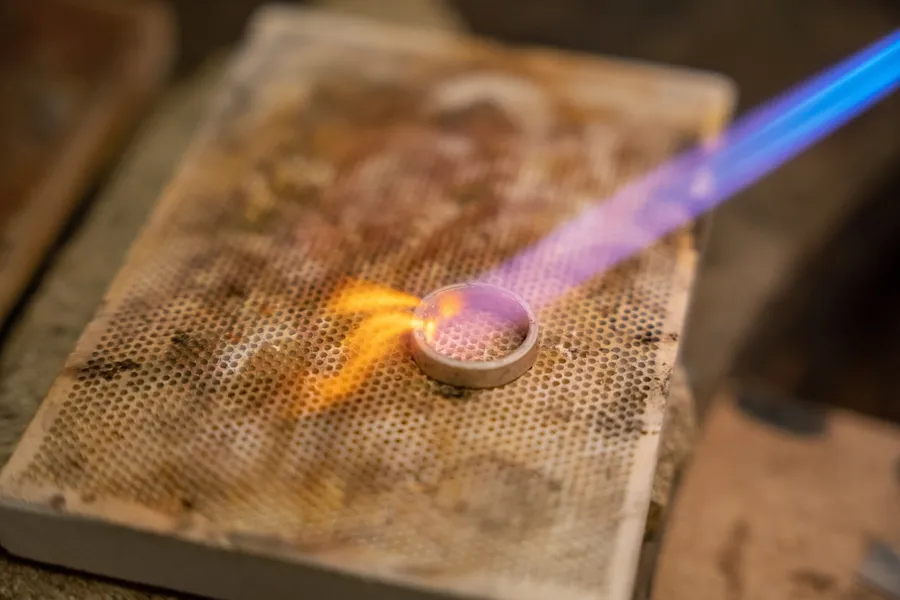 Fabriquez vos alliances en argent en couple avec Fabien - Image n°1 - Wecandoo