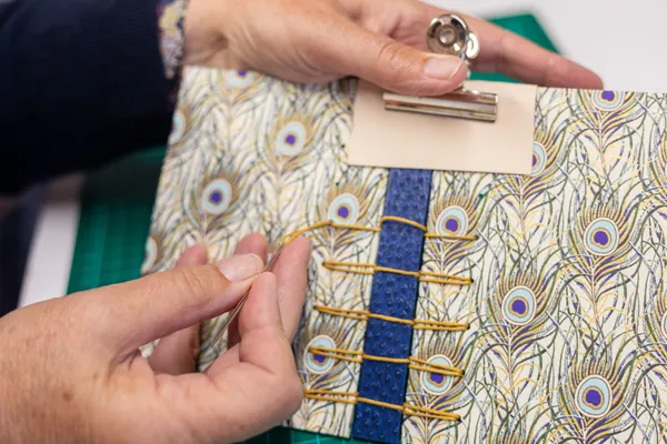 Fabriquez votre carnet en reliure criss cross avec Valérie - Image n°5 - Wecandoo