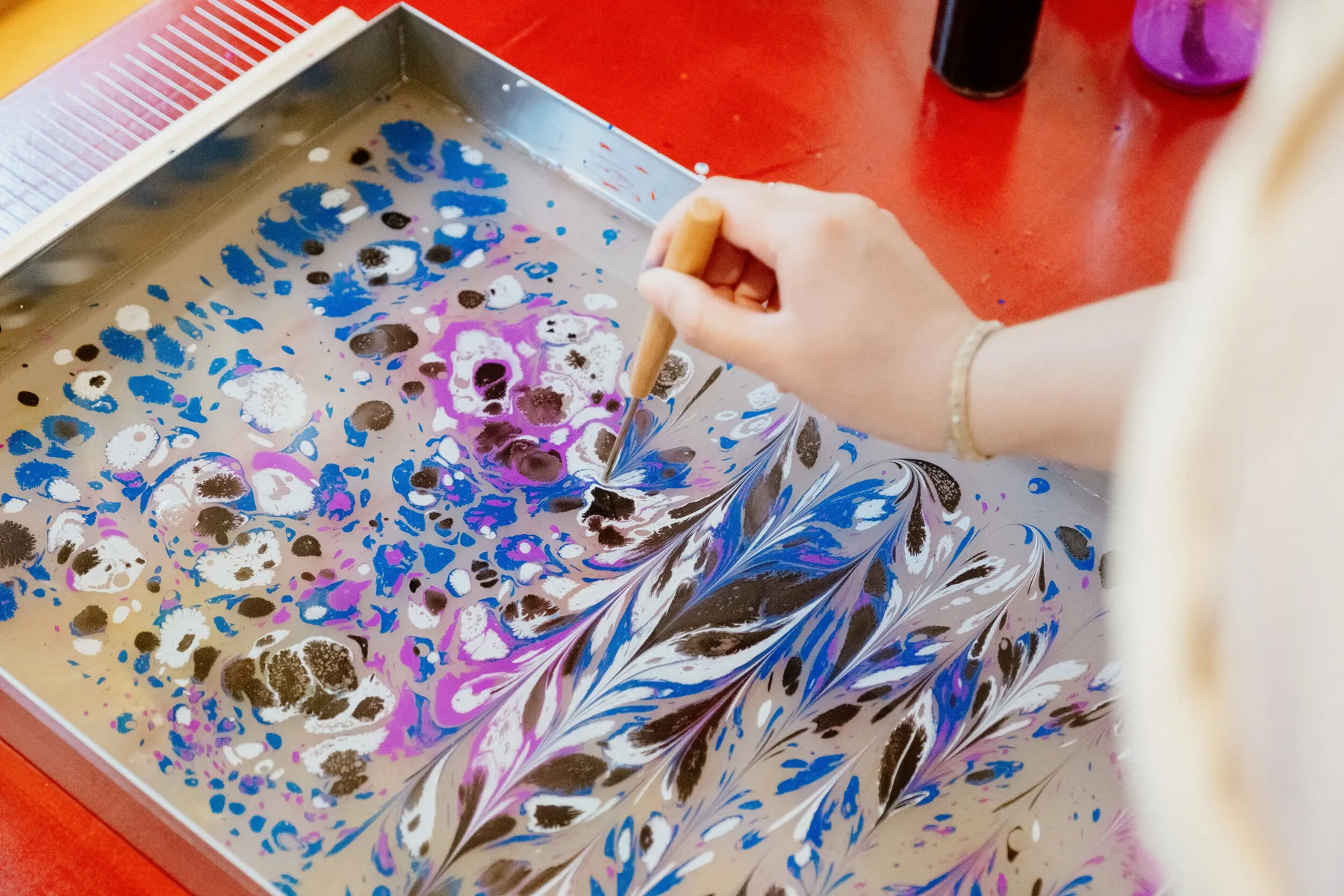 Créez votre oeuvre en papier marbré avec Idil - Image n°1 - Wecandoo