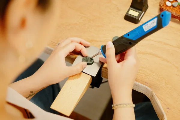 Make your own engraved lost wax medallion with Idil - Image n°2 - Wecandoo