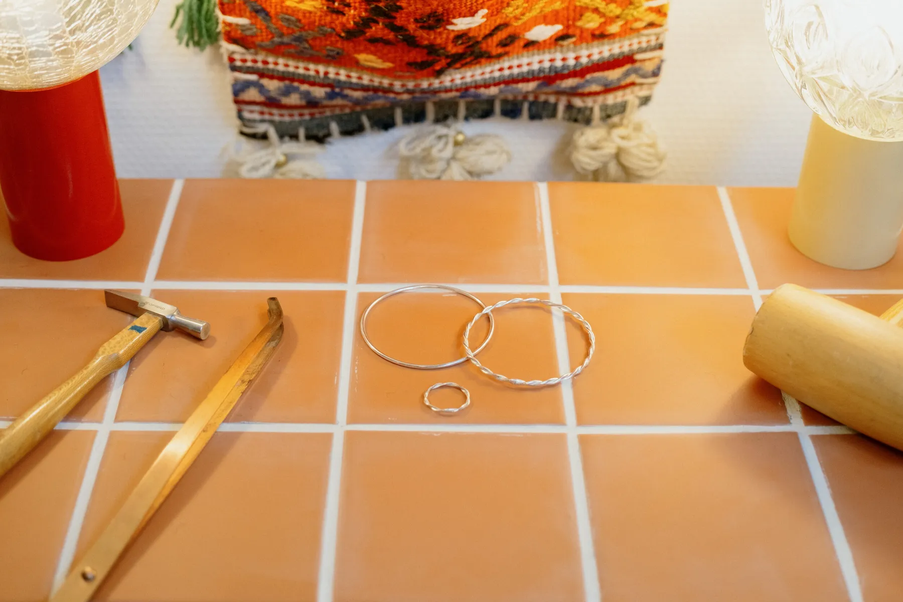 Réalisez votre bijou torsadé en argent avec Idil - Afbeelding nr. 1 - Wecandoo